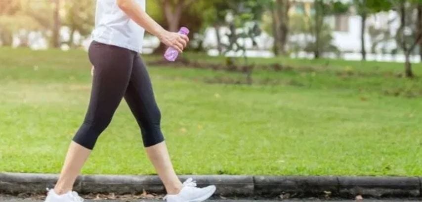 तुम्हाला ठणठणीत आणि तंदुरुस्त राहायचे असेल तर रोज व्यायाम करावा, असा सल्ला डॉक्टर हमखास देतात.  आजघडीला लठ्ठपणाची समस्य तर फार वाढली आहे. अनेक लोक लठ्ठपणा कमी करण्यासाठी डॉक्टरांकडे चक्कर मारत असतात. व्यायाम करूनही काही लोकांचा लठ्ठपणा कमी होत नाही. पण चालण्याची सवय लठ्ठपणा कमी करण्यासाठी फार लाभदायी ठरू शकते. 