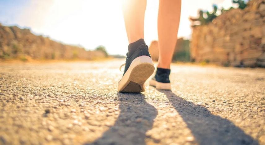 चालताना काही लोक वेगवेगळे ठोकताळे बांधत असतात. एक किलोमीटर चालले की अमूक अमूक पावले होतात, असे काही लोकांना वाटते. पण खरे पाहता एक किलोमीटर अंतर चालल्याने किती पवले होतात? याचा योग्य अंदाज फारच कमी लोकांना येतो. एक किलोमीटर म्हणजे साधारण 1,250 ते 1,550 पावले होतात.