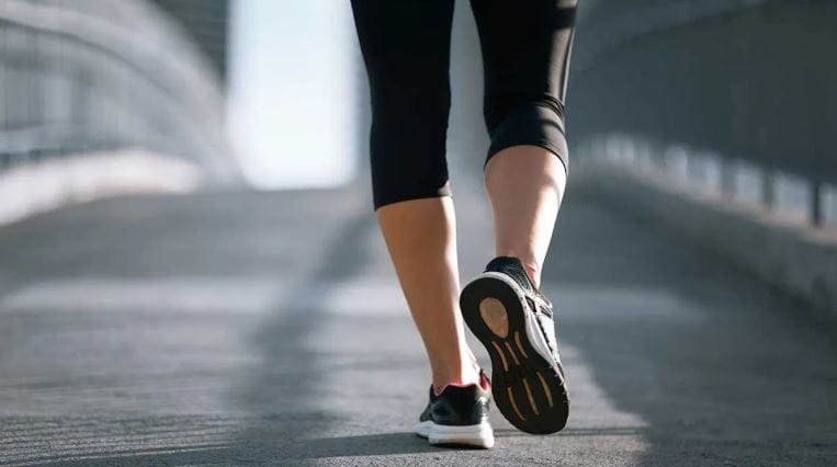 एखादी ठणठणीत व्यक्ती एका किलोमीटरमध्ये साधारण 1400 पावले चालते असे, गृहित धरले जाते. एखाद्या व्यक्तीची उंची, त्या व्यक्तीची चालण्याची गती, पवलांमधील अंतर यावरून संबंधित व्यक्ती एका किलोमीटरमध्ये किती अंतर चालते, हे ठरते. चालणे आणि धावण्याची क्रिया करताना एका किलोमीटरमधील पवलांचे अंतर कमी-जास्त असते.