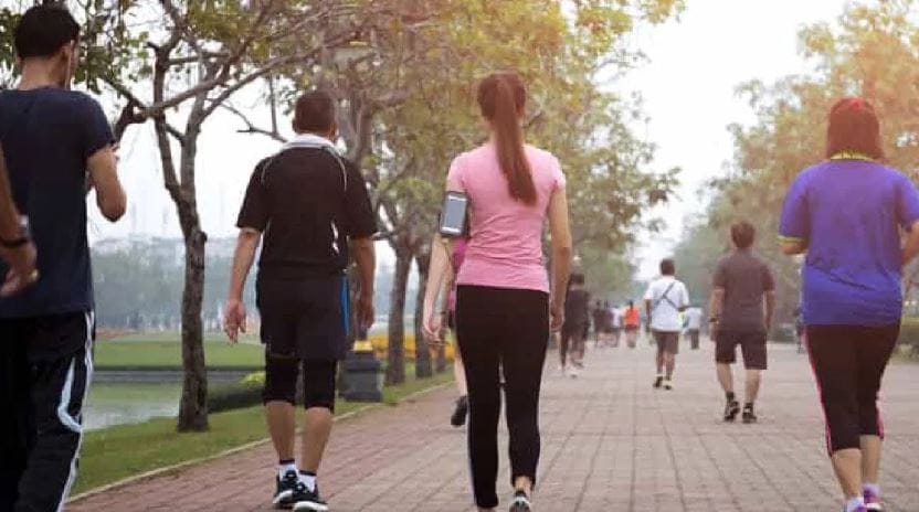 महिला आणि पुरुषाच्या पवलांमधील अंतर कमीजास्त असते. त्यामुळे महिला आणि पुरुष एका किलोमीटरमध्ये कमी-जास्त पावले चालतात. तुम्हाला तंतुरुस्त राहायचे असेल तर दिवसाला साधारण दहा हजार पावले चालले पाहिजे, असे सांगितले जाते. म्हणजे साधारण सात ते आठ किलोमीटर चालावे, असे म्हटले जाते. (टीप- ही स्टोरी प्राथमिक माहितीवर आधारलेली आहे. कोणताही प्रयोग करण्याआधी तज्ज्ञांशी, डॉक्टरांशी संपर्क साधा. )