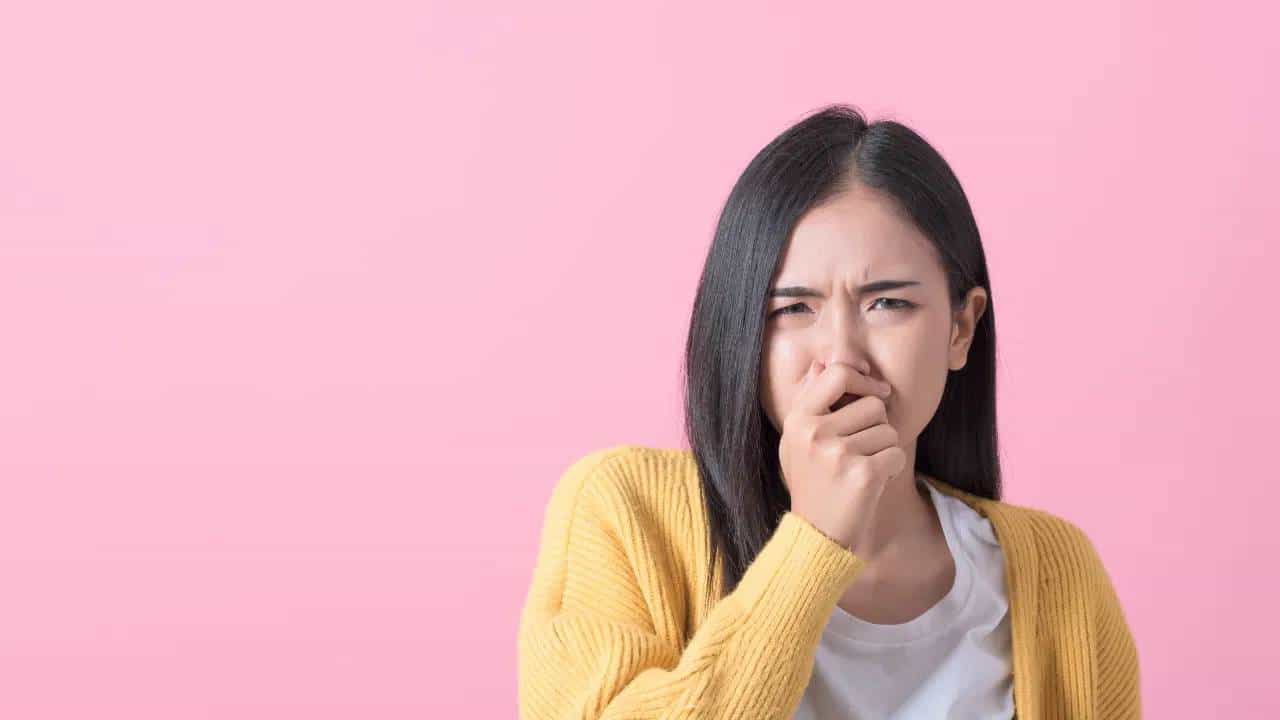 तोंडाच्या दुर्गंधामुळे त्रस्त आहात? या घरगुती टिप्स करा फॉलो...