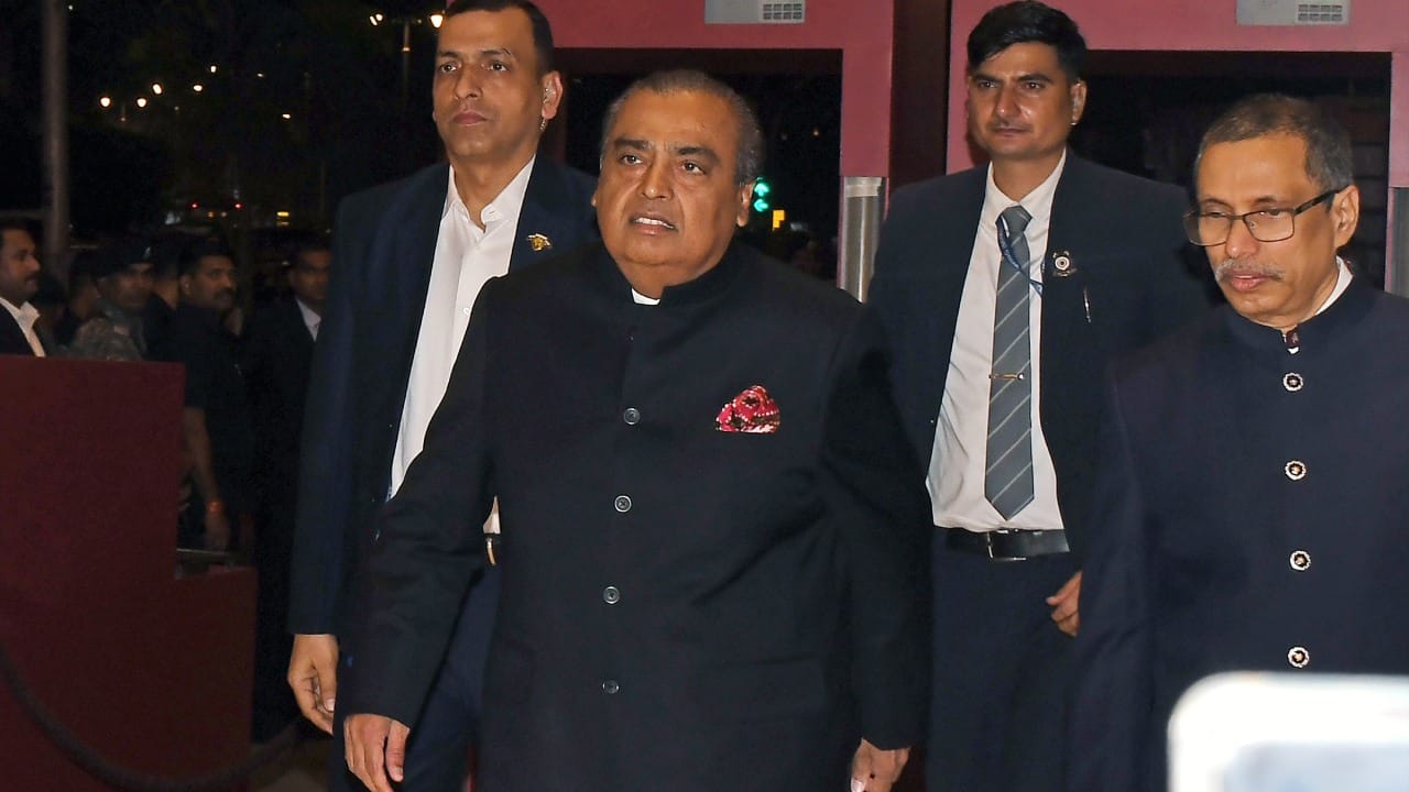 आशियातील सर्वात श्रीमंत व्यक्ती असूनही मुकेश अंबानी यांनी कॉर्पोरेट जगतात एक अनोखा पायंडा पाडला आहे. रिलायन्स इंडस्ट्रीजचा (RIL) वार्षिक अहवाल नुकताच समोर आला आहे. या अहवालात त्यांच्या पगाराबद्दल नमूद करण्यात आले आहे.