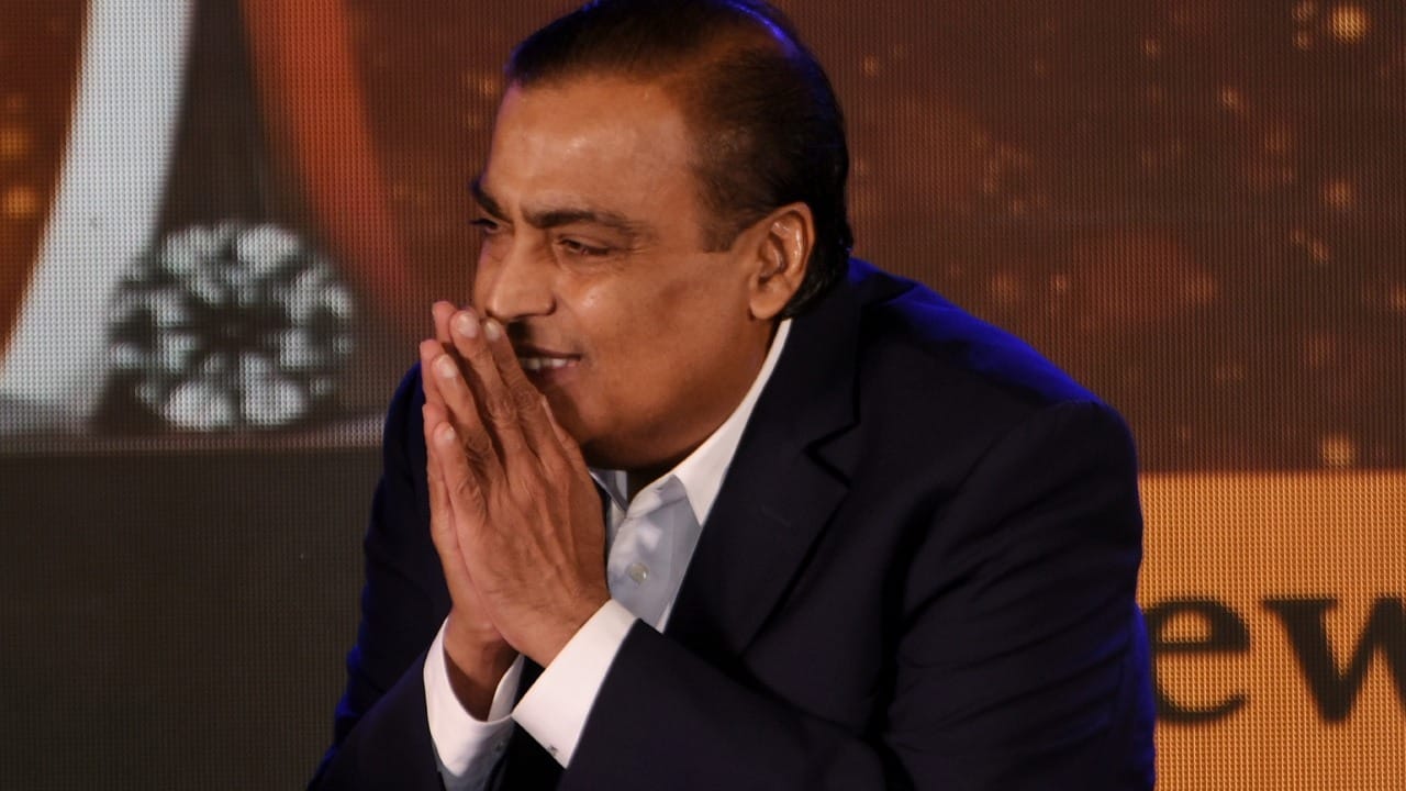 मुकेश अंबानी यांचा २०२४-२५ या आर्थिक वर्षातील पगार शून्य (Nil) रुपये इतका आहे. २०२०-२१ पासून त्यांनी पगार, भत्ते, परलॅक्स (Perquisites) किंवा निवृत्ती लाभ यांपैकी काहीही घेतलेले नाही. यापूर्वी, २००८ ते २०२० या १२ वर्षांच्या काळात त्यांनी आपले वार्षिक वेतन १५ कोटी रुपयांवर स्थिर ठेवले होते.