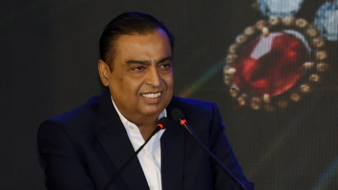 ते पगार घेत नसले तरी अंबानी हे रिलायन्सचे सर्वात मोठे भागधारक (Shareholder) आहेत. कंपनी जेव्हा नफा कमावते, तेव्हा ती भागधारकांना 'लाभांश' (Dividend) देते. २०२४-२५ मध्ये रिलायन्सने प्रति शेअर १० रुपये लाभांश जाहीर केला आहे.