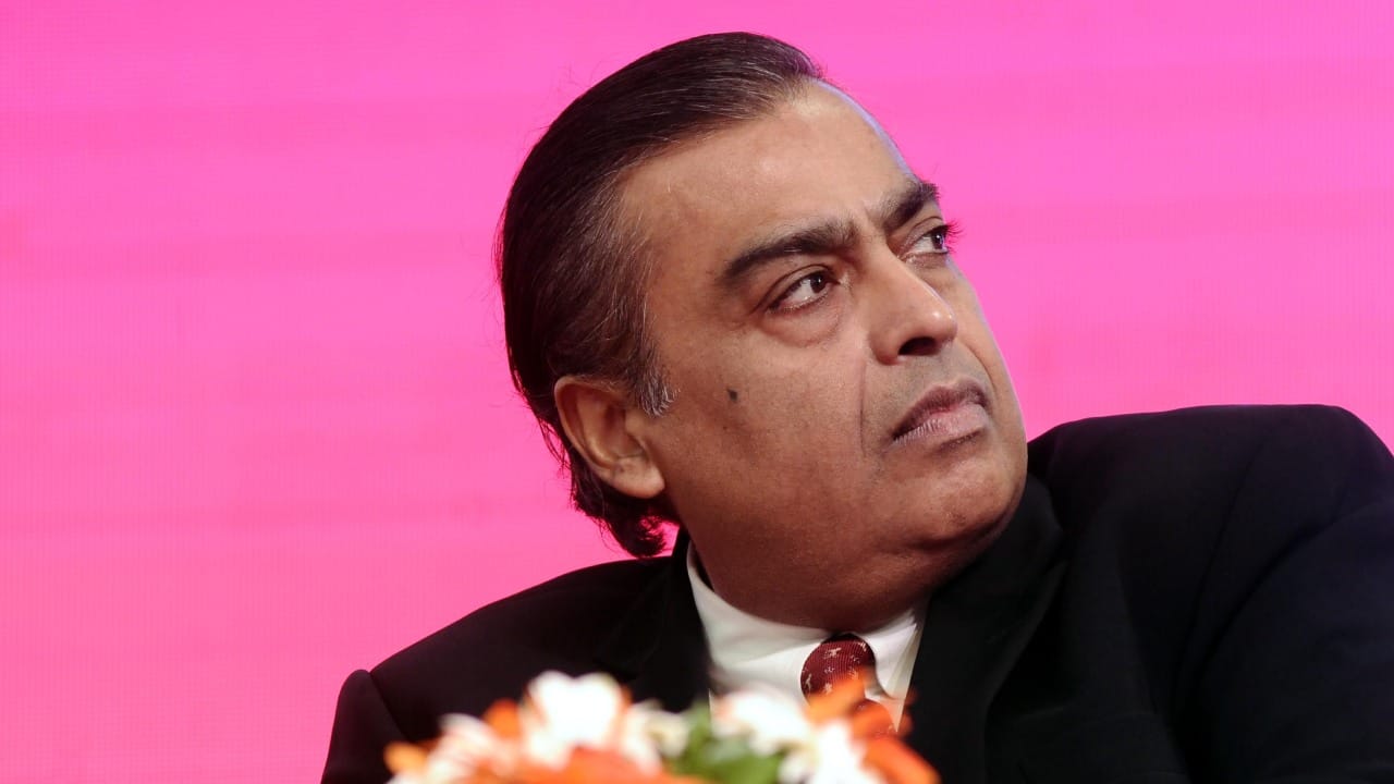 त्या तिघांनाही पगार मिळत नाही, मात्र बोर्डाच्या बैठकीला उपस्थित राहिल्याबद्दल सिटिंग फी आणि कंपनीच्या नफ्यातील कमिशन मिळते. या आर्थिक वर्षात या तिघांना प्रत्येकी २.३१ कोटी रुपये मिळाले आहेत. मुकेश अंबानी पगार घेत नसले तरी, कंपनी चालवणाऱ्या इतर वरिष्ठ संचालकांना मोठी रक्कम मिळते.