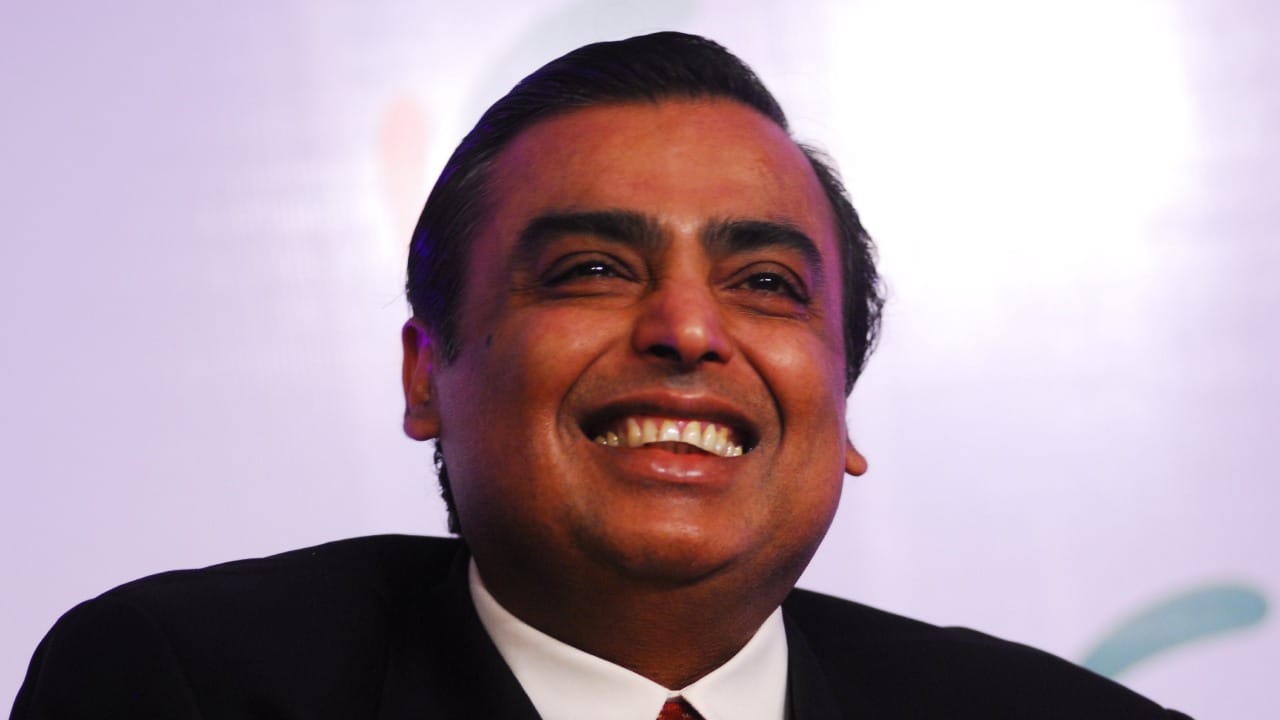 कंपनीच्या या वार्षिक अहवालातून हे स्पष्ट होते की, मुकेश अंबानी यांनी केवळ संपत्ती निर्माण करण्यावरच नाही, तर एक जबाबदार नेतृत्व म्हणून स्वतःचा आदर्श प्रस्थापित करण्यावर भर दिला आहे. त्यामुळे त्यांचे कायम कौतुक होत असते.