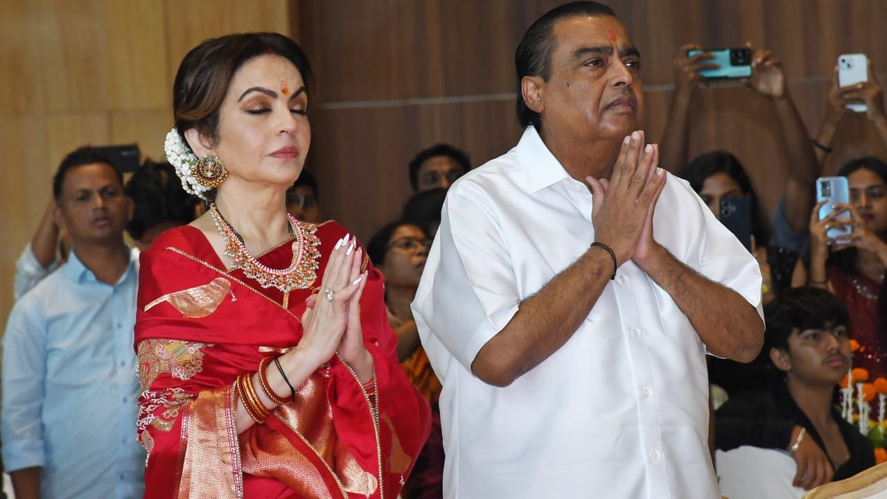 २०२० मध्ये कोविड-१९ महामारीच्या काळात उद्योगांवर आलेल्या संकटामुळे मुकेश अंबानी यांनी स्वेच्छेने पगार न घेण्याचा निर्णय घेतला. कंपनीच्या कर्मचाऱ्यांचे हित आणि व्यवसायाची स्थिरता याला त्यांनी प्राधान्य दिले होते.