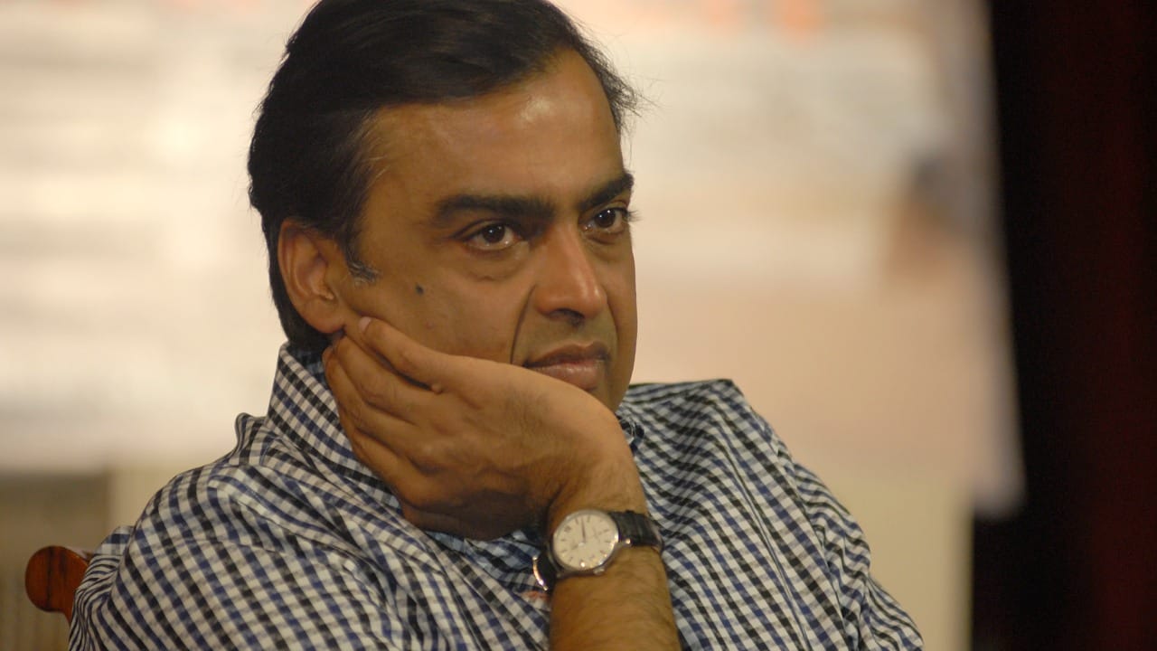 अंबानी कुटुंबाकडे असलेल्या शेअर्सच्या संख्येनुसार त्यांना यावर्षी सुमारे ३,६२२ कोटी रुपये लाभ म्हणून मिळतात. तसेच मुकेश अंबानी यांची मुले ईशा, आकाश आणि अनंत अंबानी हे बोर्डावर Non-Executive Directors म्हणून कार्यरत आहेत.