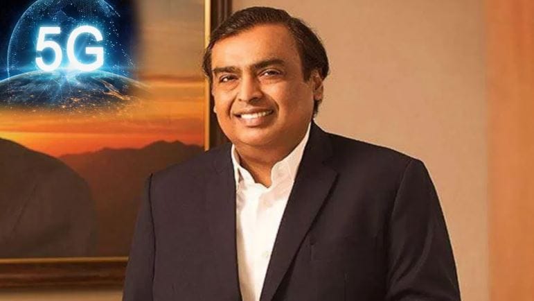 अंबानी हे देशातील सर्वाधिक श्रीमंत व्यक्ती असल्यामुळे त्यांना कडक सुरक्षा प्रदान केली जाते. मुकेश अंबांनी यांना झेड प्लस सुरक्षा आहे. मिळालेल्या माहितीनुसार अंबानी यांच्या सुरक्षा रक्षकाला मासिक वेतन 14,536 रुपये ते 55,869 एवढे दिले जाते.