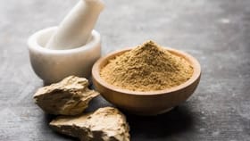 मुलतानी मातीमध्ये मिसळा ही पांधरी पावडर, चेहऱ्यावरील मुरूमांचे डाग.