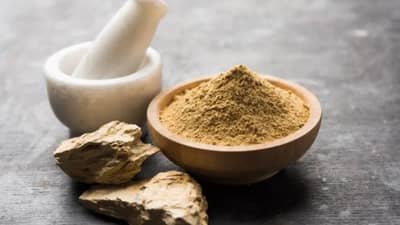 मुलतानी मातीमध्ये मिसळा ही पांधरी पावडर, चेहऱ्यावरील मुरूमांचे डाग होतील लगेच गायब