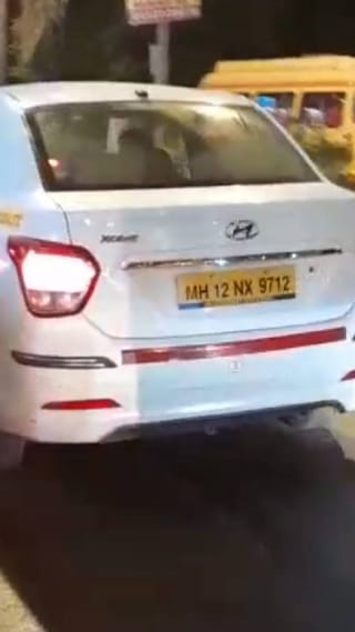 मुंबईत गजबजलेल्या रस्त्यावर कारमध्ये स्टंट, व्हिडीओ व्हायरल