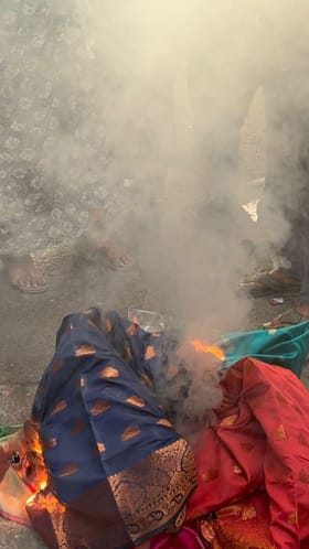 चेंबूरमध्ये मतदारांकडून साड्या जाळल्या.