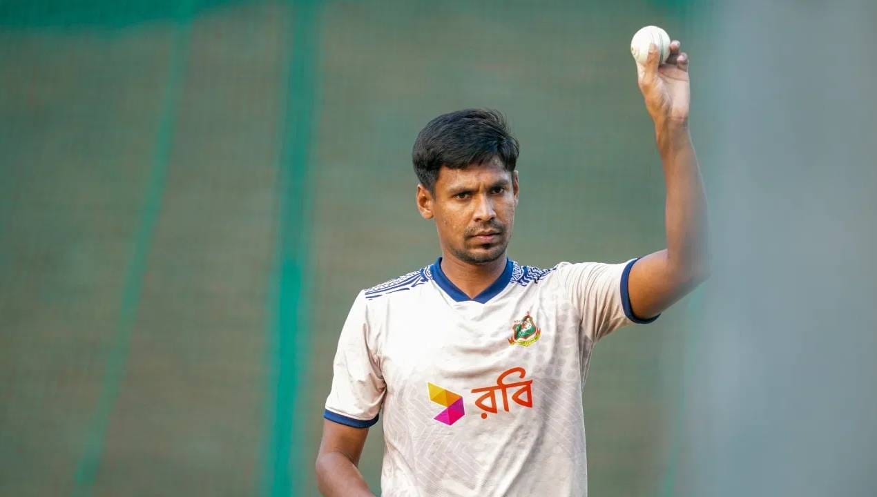 ऑगस्ट 2024 मध्ये शेख हसीना सरकार पडल्यानंतर बांगलादेशमध्ये राजकीय अस्थिरता आणि हिंसक घटनांमध्ये वाढ झाली आहे. भारत सरकारच्या सूचनांनुसार, बीसीसीआयने टीम इंडियाचा बांगलादेश दौराही पुढे ढकलला. इतकंच काय तर आयपीएलच्या मागच्या पर्वात बांगलादेशी खेळाडूंना दुर्लक्षित करण्यात आलं होतं. (फोटो-PTI )