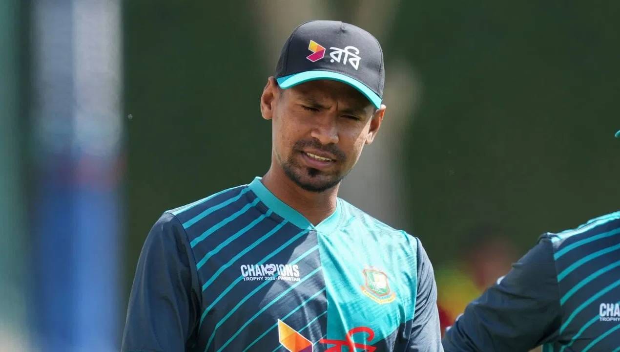 आयपीएल 2026 स्पर्धेची तयारी सुरु असताना सोशल मीडियावर मात्र मुस्तफिजुर रहमान विरूद्ध रान उठलं आहे. केकेआरच्या चाहत्यांनी आणि क्रीडारसिकांनी टीकेची झोड उठवली आहे. दोन्ही देशातील तणावाच्या पार्श्वभूमीवर संतापाची लाट उसळली आहे. असं असताना मुस्तफिजुर रहमानच्या आयपीएल खेळण्याबाबत मोठी अपडेट समोर आली आहे. (फोटो-PTI )