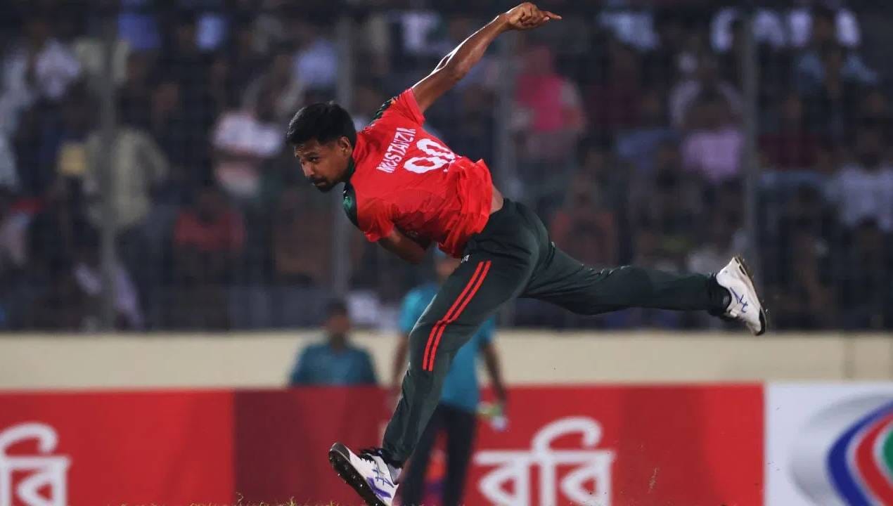 आयपीएल 2026 मिनी लिलावात कोलकाता नाईट रायडर्सने बांगलादेशचा वेगवान गोलंदाज मुस्तफिजुर रहमानवर 9.2 कोटींची बोली लावली. यासह मुस्तफिजुर आयपीएल इतिहासातील सर्वात महागडा बांगलादेशी गोलंदाज ठरला. इतकंच काय तर सलग पाच पर्व खेळणारा एकमेव बांगलादेशी गोलंदाज आहे.  (फोटो- Tanvin Tamim/DRIK/Getty Images)