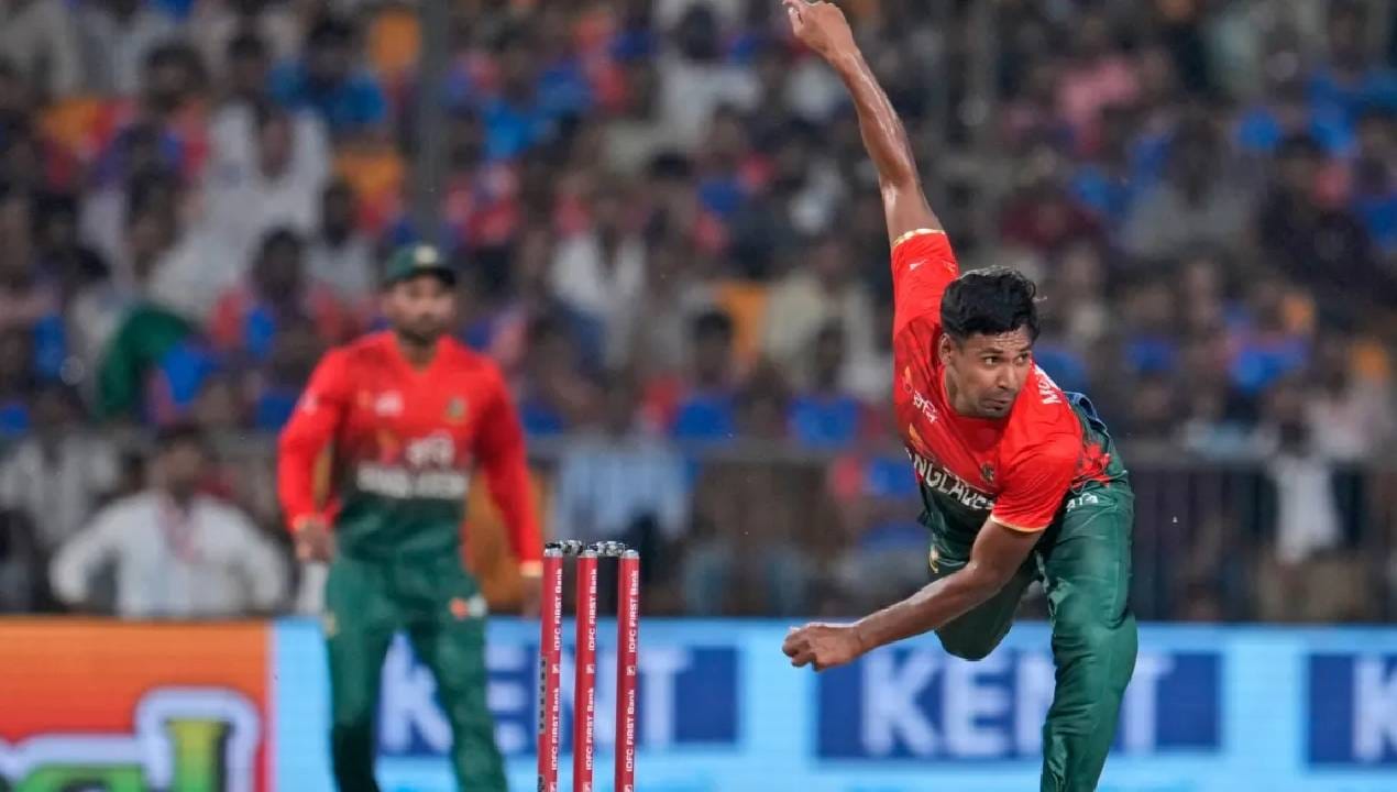 इनसाइडस्पोर्टच्या वृत्तानुसार, बीसीसीआयच्या एका वरिष्ठ अधिकाऱ्याने सांगितले की, "आपण हे समजून घेतले पाहिजे की ही एक नाजूक परिस्थिती आहे. आम्ही  परिस्थितीबाबत सरकारशी सतत संपर्कात आहोत आणि आम्हाला अशा काहीच सूचना मिळालेल्या नाही. त्यामुळे आम्हाला बांगलादेशी खेळाडूंवर बंदी घालावी लागेल. त्यामुळे मुस्तफिजूर आयपीएलमध्ये खेळेल." (फोटो-PTI )