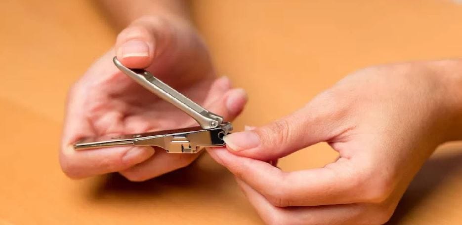 तुम्ही बाजारात सहज चक्कर मारली तरीदेखील अनेक ठिकाणी तुम्हाला नेलकटर मिळेल. नेलकटर हे अगदी दहा रुपयांपासून ते पाचशे रुपयांपर्यंत मिळू शकते. काही लोकांना तर महागडे नेलकटर आवडतात. पण नेलकटरवर एक खास गोष्ट असते त्याबद्दल फारच कमी लोकांना कल्पना आहे.