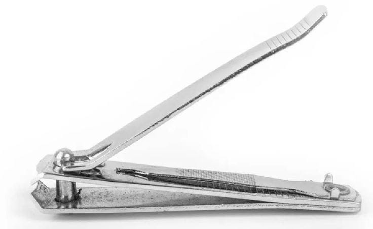 नेलकटरवर असलेल्या छिद्राच्या मदतीने तुम्ही ते कुठेही सुरक्षित ठिकाणी लटकवू शकता. या छिद्रामध्ये की-चेन किंवा एखादा धागा टाकून तुम्ही त्याला कुठेही लटकवू शकता. तुम्हाला ते कुठेही घेऊन जाता येते आणि सामानामध्ये ते लगेच ओळखायला येते.