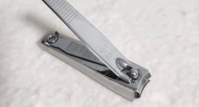 दरम्यान, नेलकटर हे नखे कापण्यासाठी वापरले जाते. त्यामुळे ते स्वच्छ ठेवावे. त्याला जंग चढू देऊ नये. तसेच इतरांचे नेलकटर शक्यतो वापरू नये. अनेकदा इतरांचे नेलकटर वापरल्याने काही आजार होण्याची शक्यता असते.