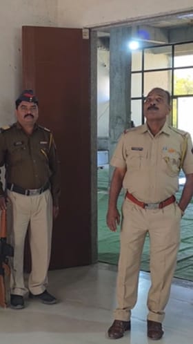 भोकर स्ट्रॉंग रूमला कडेकोट पोलीस बंदोबस्त.