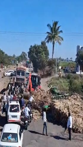 Nashik : ऊसाने भरलेला ट्रॅक्टर पलटी, नाशिक-छत्रपती संभाजीनगर राज्य मार्गावर वाहतूक ठप्प.