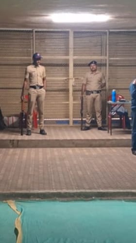 ईव्हीएम असुरक्षिततेच्या आरोपांमुळे स्ट्रॉंगरूमला कार्यकर्त्यांचा घेरा.