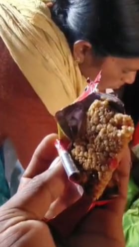 आदिवासी विद्यार्थ्यांच्या पोषण आहारात कीड लागलेले चॉकलेट, नवापूरमध्ये खळबळ.