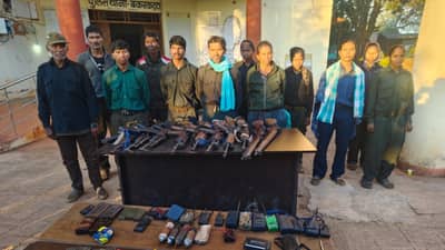 1 कोटींचे बक्षीस असलेला माओवादी म्होरक्या 11 कमांडरांसह शरण, ऑपरेशन सरेंडर करो यशस्वी