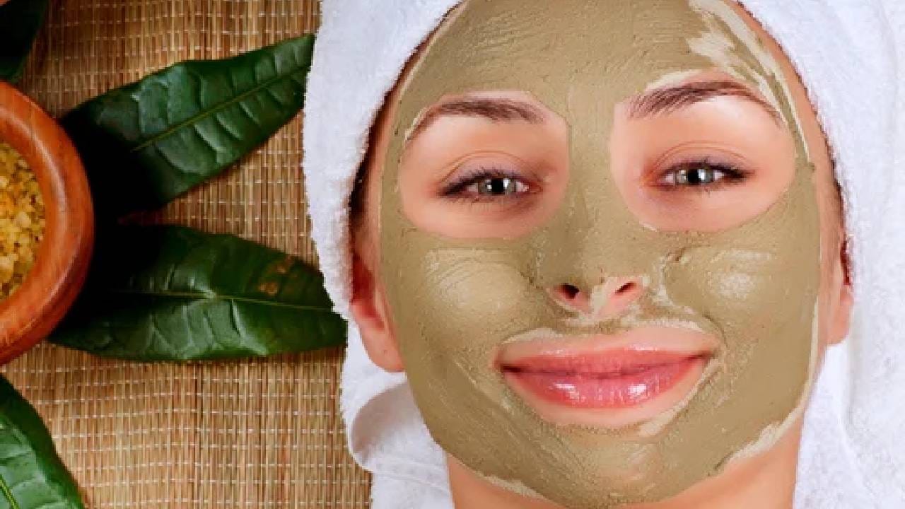 जर तुम्ही कडुलिंबाची पेस्ट तयार करून चेहऱ्यावर लावली तर त्वचेच्या समस्या दूर होण्यास मदत होते. फक्त पिंपल्सच नाही तर त्वचा तजेलदार होण्यासही मदत होते. 