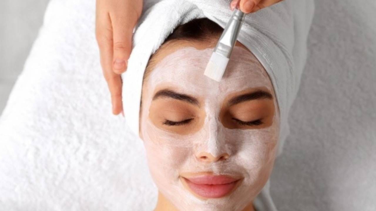 हळद आणि कडुलिंब मिक्स करून चेहऱ्याला लावल्याने त्वचेच्या असंख्य समस्या दूर होण्यास मदत होते. ज्यामुळे चेहऱ्यावरील मुरूम आणि काळे डाग दूर होण्यास मदत होते 