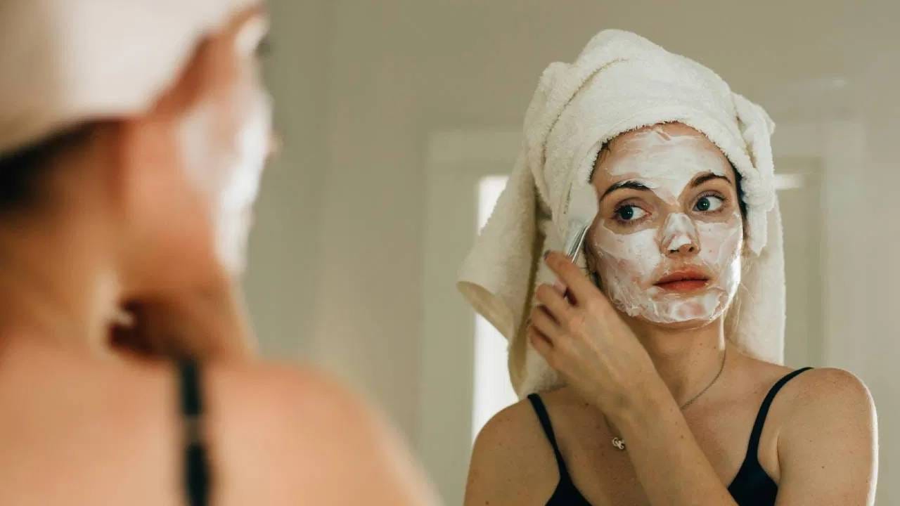 फक्त कडुलिंबच नाही तर हळदही अनेक समस्यांवर मोठा उपाय आहे. पूर्वीच्या काळी जखमेवरही हळद लावली जात असत. हळदीमध्ये आणि कडुलिंबामध्ये नैसर्गिकरित्या जिवाणू-विरोधी आणि दाह-विरोधी गुणधर्म असतात. 