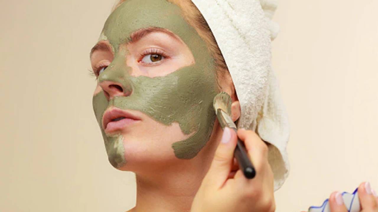 कडुलिंबाच्या पानांची पेस्ट बनवून चेहऱ्यावर लावा आणि साधारणपणे 20 मिनिटात घुवून टाका. ज्यावेळी त्वचेच्या सर्व समस्या दूर होतात. तुम्हाला महागड्या स्किन केअर क्रीमही वापरण्याची वेळ येणार नाही. 