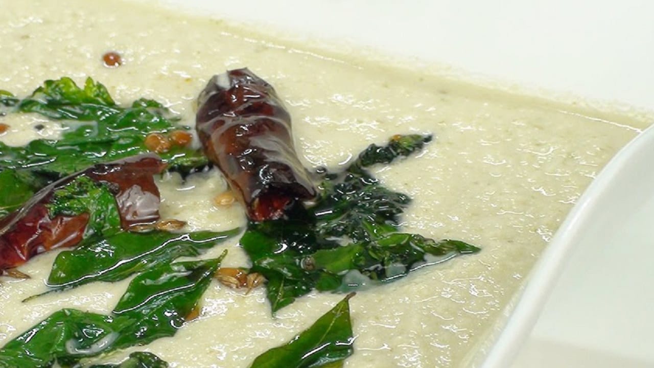 चटणीला फोडणी देण्यासाठी एका छोट्या पॅनमध्ये तेल गरम करा. मोहरी टाकून तडतडू द्या. नंतर उडीद डाळ, कडीपत्ता आणि सुक्या लाल मिरच्या टाकून हलका गुलाबी होईपर्यंत परता. ही फोडणी तयार चटणीवर घालून नीट मिसळा. त्यानंतर चटणी खाण्यासाठी तयार होईल. 