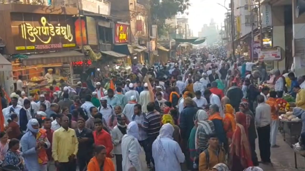 एकादशी आणि 31 डिसेंबर एकाच दिवशी आल्याने वारकरी आणि सर्वसामान्य व्हावी अशी दोघांचीही गर्दी पंढरपुरात झालेली पाहायला मिळत आहे. त्यामुळे सर्वत्र भक्तीमय वातावरण दिसून येत आहे.  