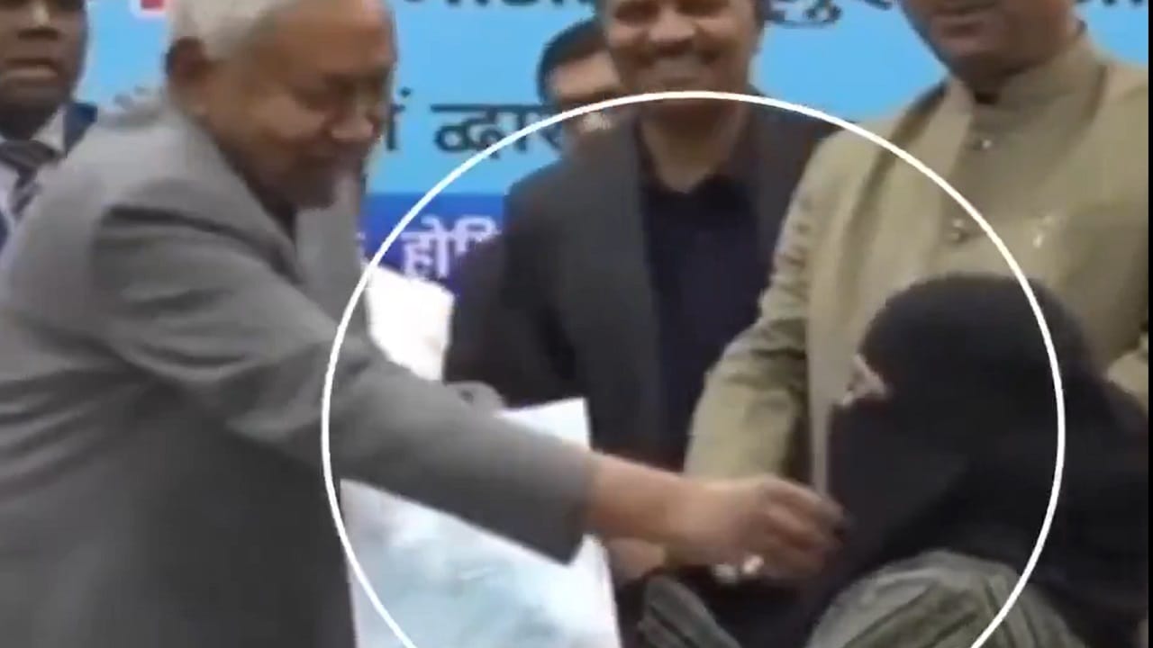 मुस्लीम महिलेसोबत या मुख्यमंत्र्यांची लाजिरवाणी वागणूक... काँग्रेसपासून शिवसेना (UBT) नेत्यांनी साधला निशाणा मुस्लीम महिलेसोबत या मुख्यमंत्र्यांची लाजिरवाणी वागणूक... काँग्रेसपासून शिवसेना (UBT) नेत्यांनी साधला निशाणा