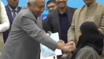 नितीश कुमार यांचं संतापजनक कृत्य, भर कार्यक्रमात महिलेचा हिजाब ओढला; व्हिडीओ व्हायरल!