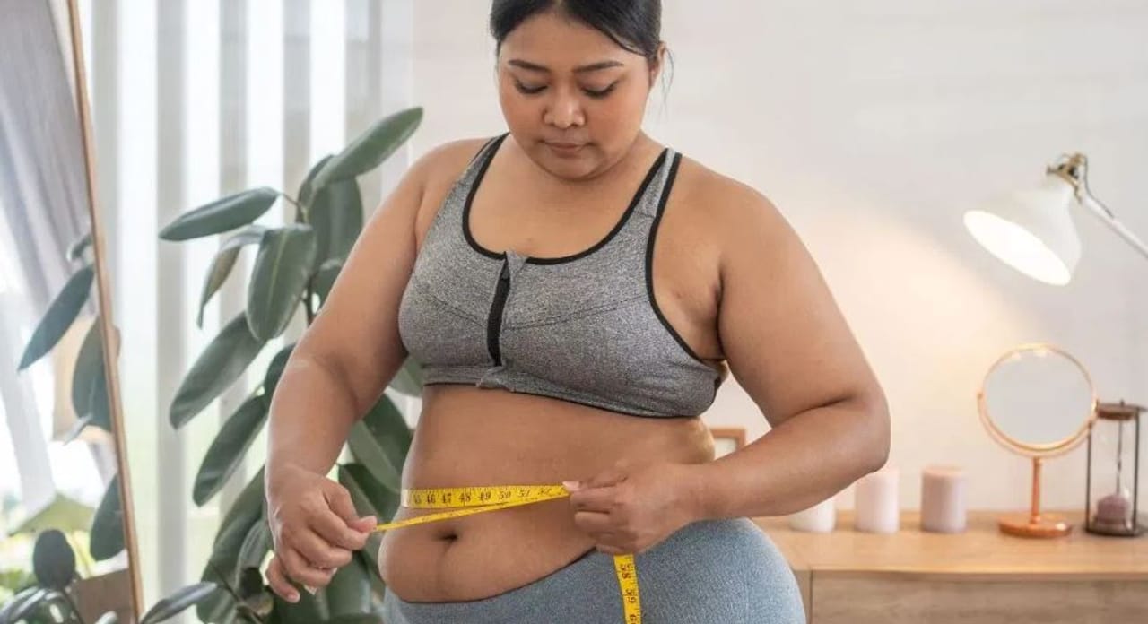 चुकीच्या पद्धतीने रोजची कामे करणे, दिनचर्या चुकीची असणे यामुळे आरोग्यावर खूप वाईट असे परिणाम पडतात. चुकीच्या आहारामुळे तर काही जणांच्या पोटावर खूप सारी चरबी जमा होते. त्यांचे पोट बाहेर येते. बहुसंख्य लोकांना आजघडीला ही अडचण आहेच. 