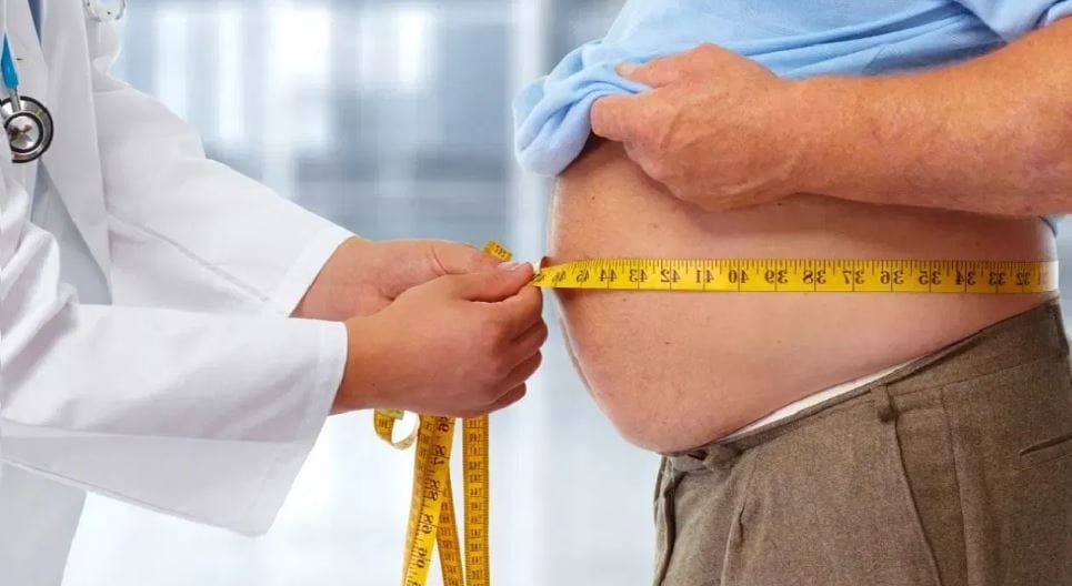 पण या अडचणीवर तुम्हाला मात करता येऊ शकते. योग्य ती काळजी घेतली तर हे शक्य आहे. आयुर्वेदाच्या मदतीने हे शक्य होऊ शकते. हे उपाय केले तर कदाचित तुम्हाला लगेच फरकही जाणवू लागेल. तुमच्या पोटावरील चरबी कमी होऊ शकते. 