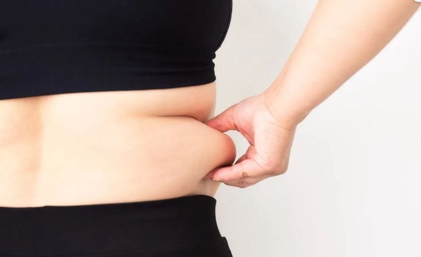 वजन कमी करायचे असेल तर दालचिनी मदतीला येऊ शकते. आचार्य श्री बालकृष्ण यांनी दिलेल्या माहितीनुसार 200 मिली लीटर पाण्यात तीन ते चार ग्रॅम दालचीनी पावडर मिसळून ते 15 मिनिटांपर्यंत उकळावे नंतर हे मिश्रण कोमट झाल्यानंतर त्यात मध मिसळावा. सकाळी रिकाम्या पोटी हे सेवन केल्यास तुमच्या पोटावरील चरबी कमी होऊ शकते.