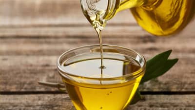 नाभीमध्ये  झोपताना हे तेल टाकल्यास होतील हजारो फायदे.... पिंपल्सच्या समस्या होतील दूर