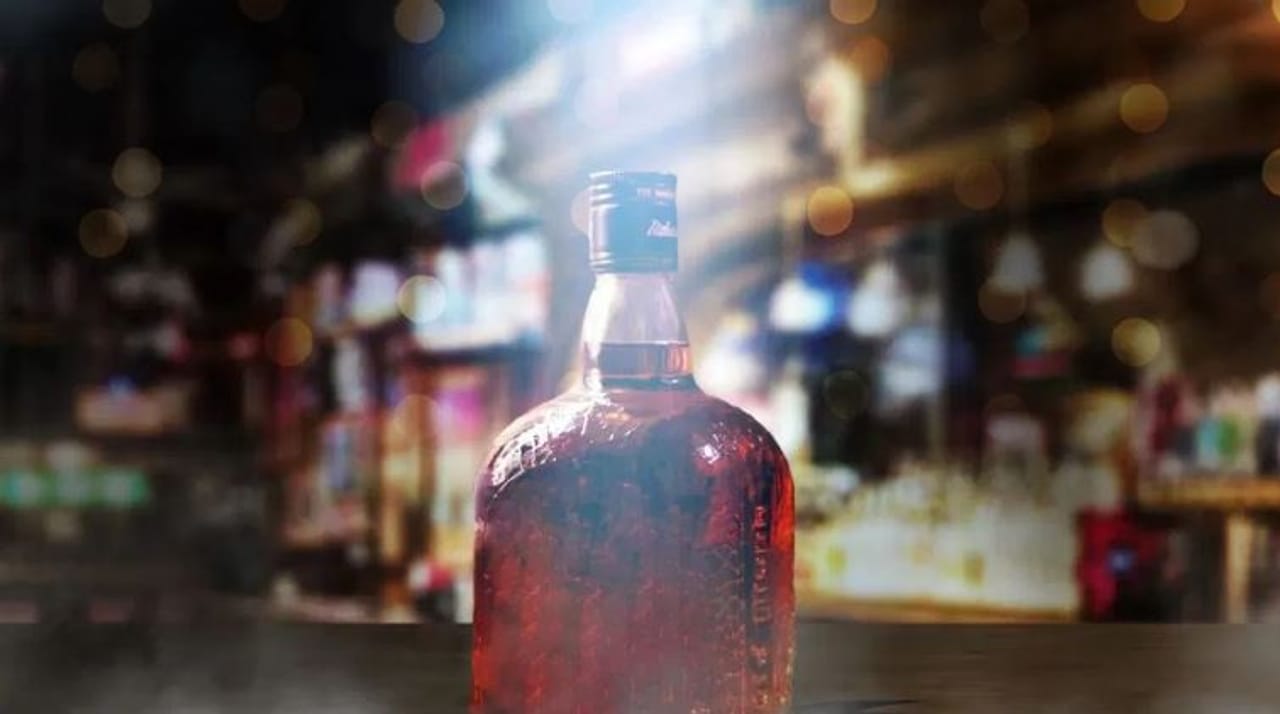 भारतात लाखो लोक मद्यशौकीन आहेत. या लोकांना वेगवेगळ्या प्रकारची मद्ये आवडतात. परंतु या मद्यप्रकारांमध्ये एका विशिष्ट प्रकारचे मद्य काही लोकांना खूपच आवडते. विशेष म्हणजे हा ब्रँड एवढा प्रसिद्ध आहे, की जवळपास प्रत्येक मद्यपीने हे मद्य एकदातरी प्यायलेलेच आहे. गेल्या 71 वर्षांपासून या ब्रँडचे स्थान अजूनही कायम आहे. 