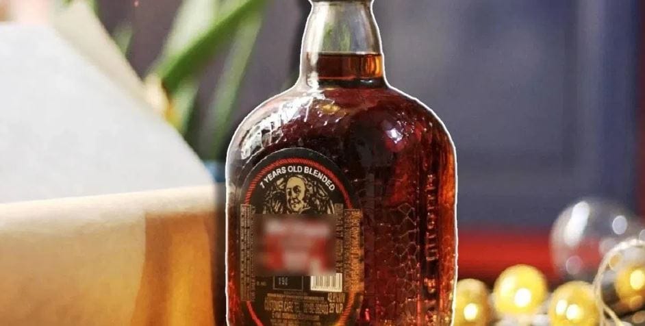 या ब्रँडचे नाव ओल्ड मंक असे आहे. ओल्ड मंक ही एक रम असून या मद्याला 71 वर्षांचा इतिहास आहे. या आयकॉनिक डार्क रमचे उद्दापन मोहन मिकिन लिमिटेड या कंपनीकडून केले 1954 सालापासून केले जात आहे. गेल्या 71 वर्षांपासून आजही हा ब्रँड तेवढाच चर्चेत आणि लोकप्रिय आहे. 