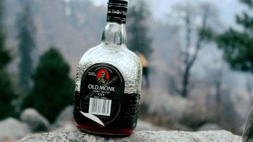 ओल्ड मंक ही रम वेगवेगळ्या प्रकारात मिळते. मात्र सर्वाधिक चर्चा ही 7 इयर्स वेटेड डार्क रमची होते. या प्रकारच्या रमला ओकपासून तयार करण्यात आलेल्या लाकडात साधारण 7 वर्षे ठेवले जाते. म्हणूनच या डार्क रमला तेवढी प्रसिद्धी आहे. 