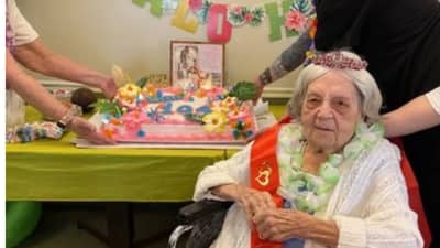 वृद्धेनं बर्थ डे विश सांगताच पोलीस हादरले, महिलेची थेट तुरुंगात रवानगी, सर्वांनाच बसला मोठा धक्का