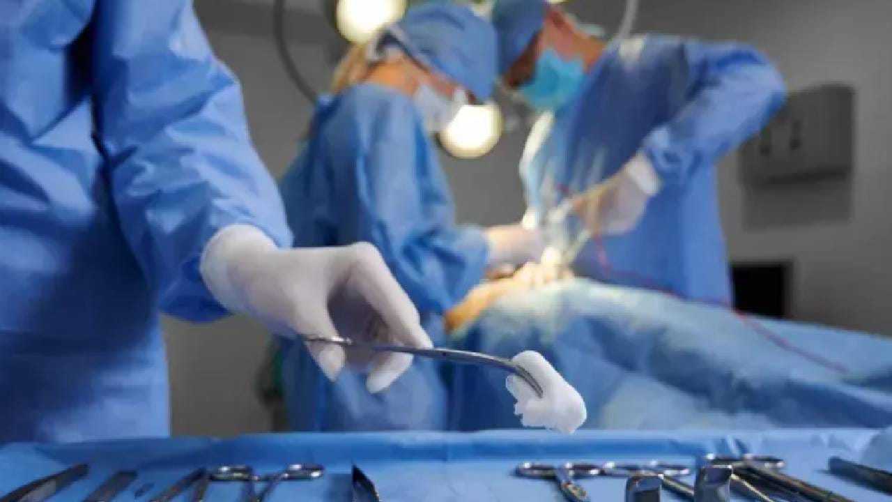 YouTube व्हिडिओ बघून ऑपरेशन केले, डॉक्टरने महिलेच्या नसा, अन्ननलिका कापली