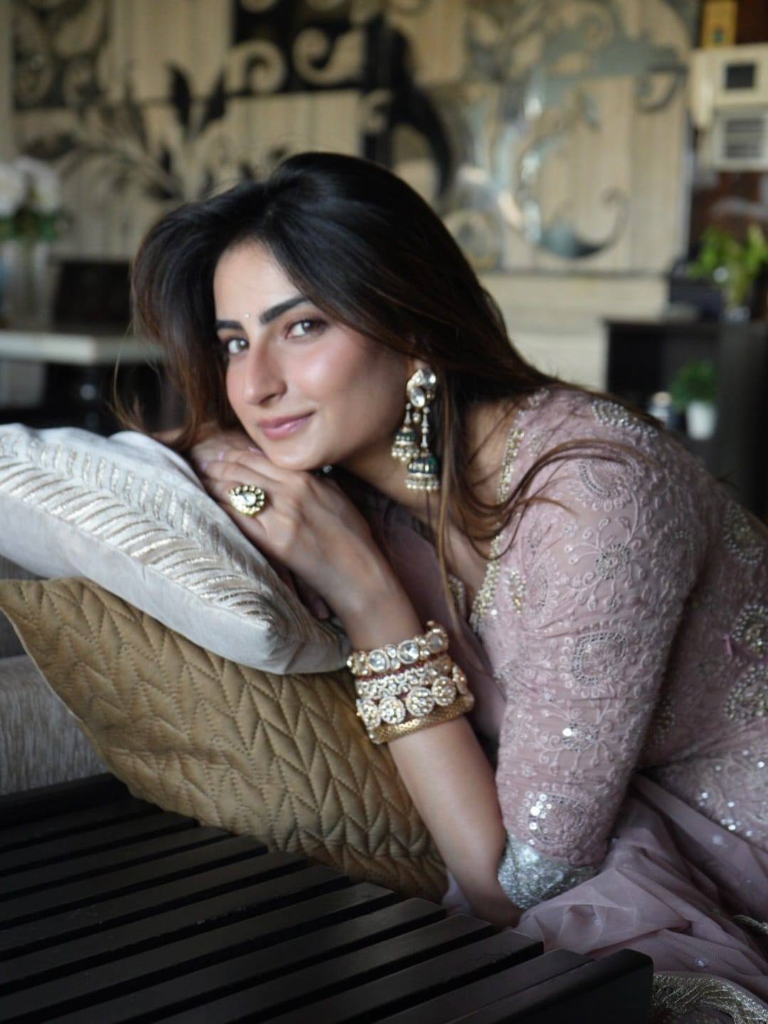 पलक हिच्याबद्दल सांगायचं झालं तर, बॉलिवूडमध्ये पदार्पण केलं आहे. पण अभिनेत्रीला अद्याप प्रसिद्ध आणि लोकप्रिय अभिनेत्री म्हणून स्वतःचं स्थान भक्कम करता आलं नाही.