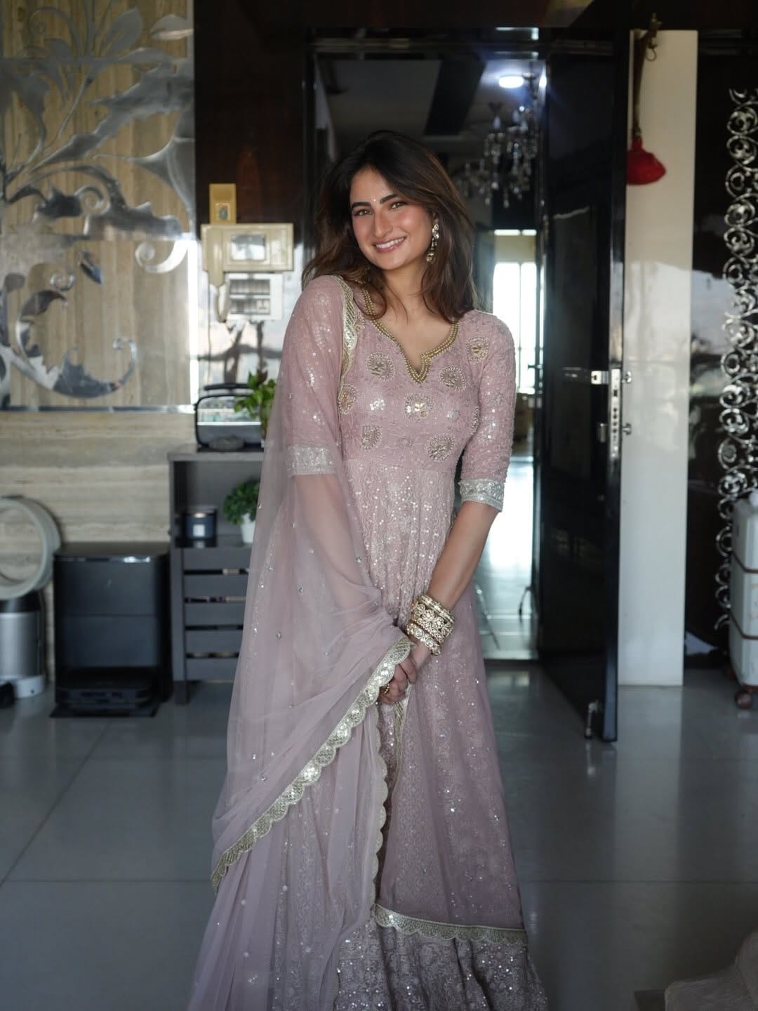 अभिनेत्री पलक तिवारी हिने सोशल मीडियावर काही फोटो पोस्ट केले आहे. पारंपरिक लूकमध्ये पलक हिचं सौंदर्य फुलून दिसत आहे. चाहत्यांना देखील अभिनेत्रीचा लूक फार आवडला आहे. 