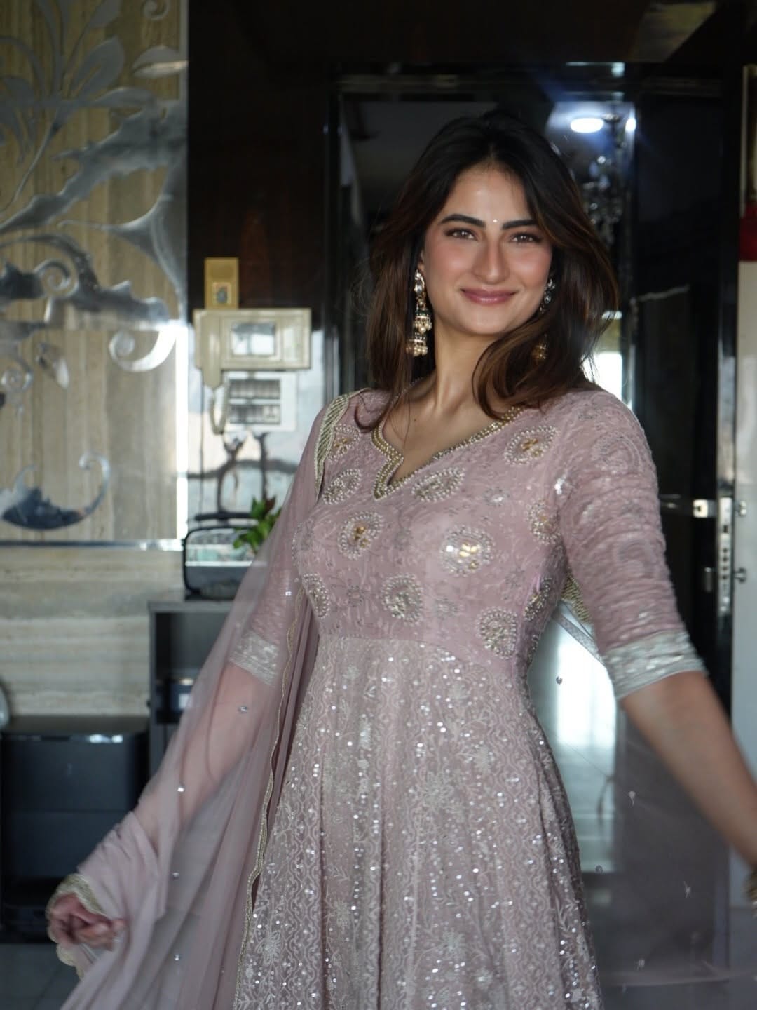 सिंपल मेकअप, टिकली, लांब कानातले, हातात बांगड्या आणि मोकळ्या केसांमध्ये पलक हिचं सौंदर्य फुलून दिसत आहे. पलक कायम चाहत्यांना वेगवेगळ्या लूकमध्ये फॅशन गोल्स देत असते. 