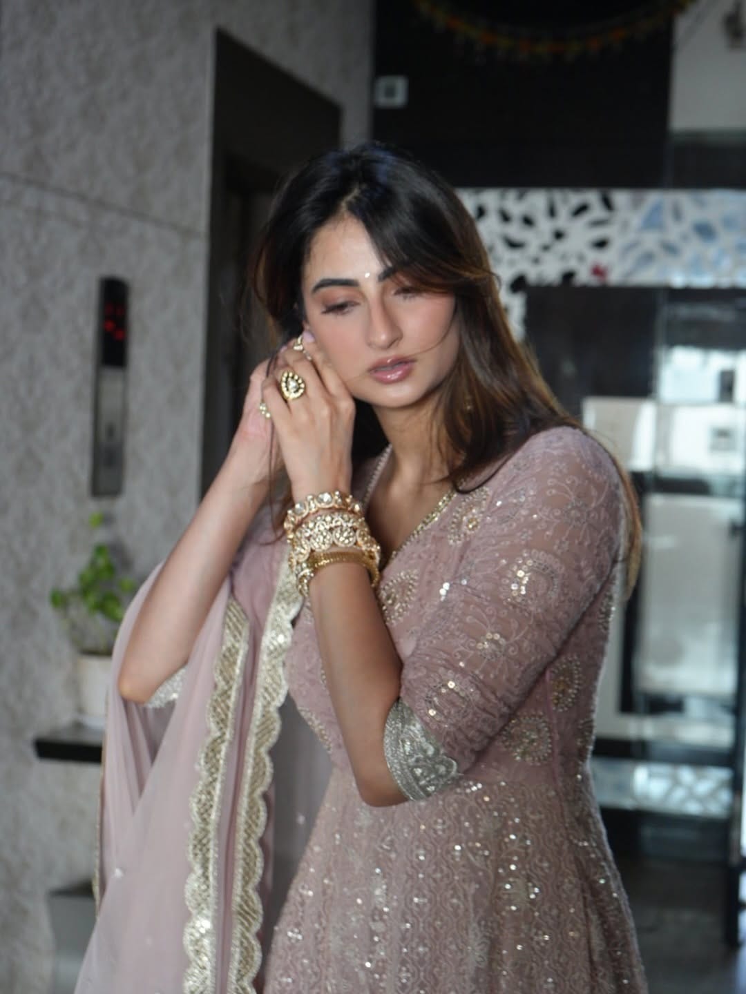 सध्या सर्वत्र फक्त आणि फक्त पलक हिच्या फोटोंची चर्चा रंगली आहे. पलक कायम सोशल मीडियावर फोटो आणि व्हिडीओ पोस्ट करत असते आता देखील तिने काही फोटो सोशल मीडियावर पोस्ट केली आहेत.